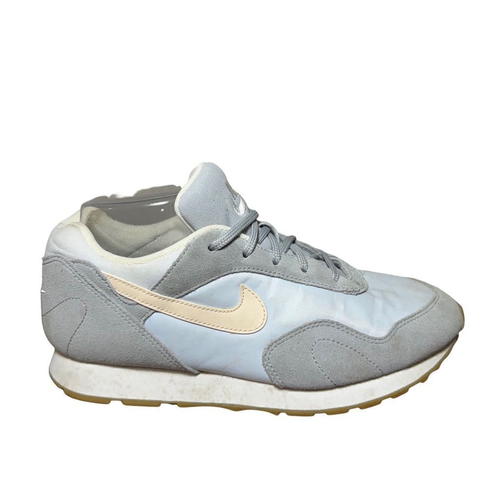 Nike Women's Light Gray & Cream Retro Running Sneaker